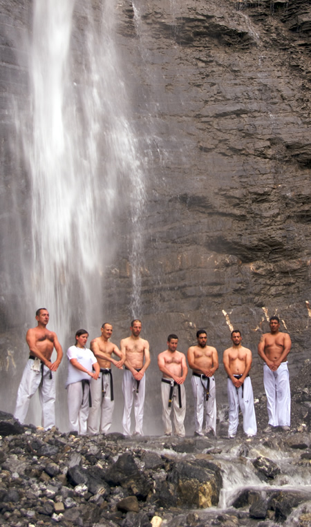 Entraînement sous la cascade lors du stage de karaté Kyokushinkai à St Dalmas le Selvage