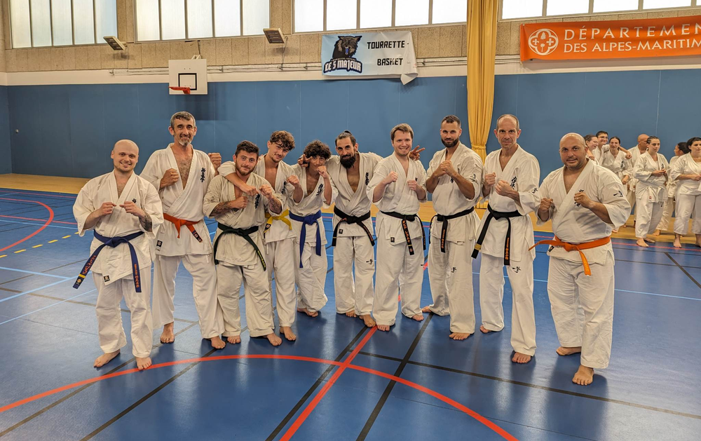 Passage grades zone sud karate kyokushinkai à Tourette Levens avec l'équipe du Ryuko Dojo.